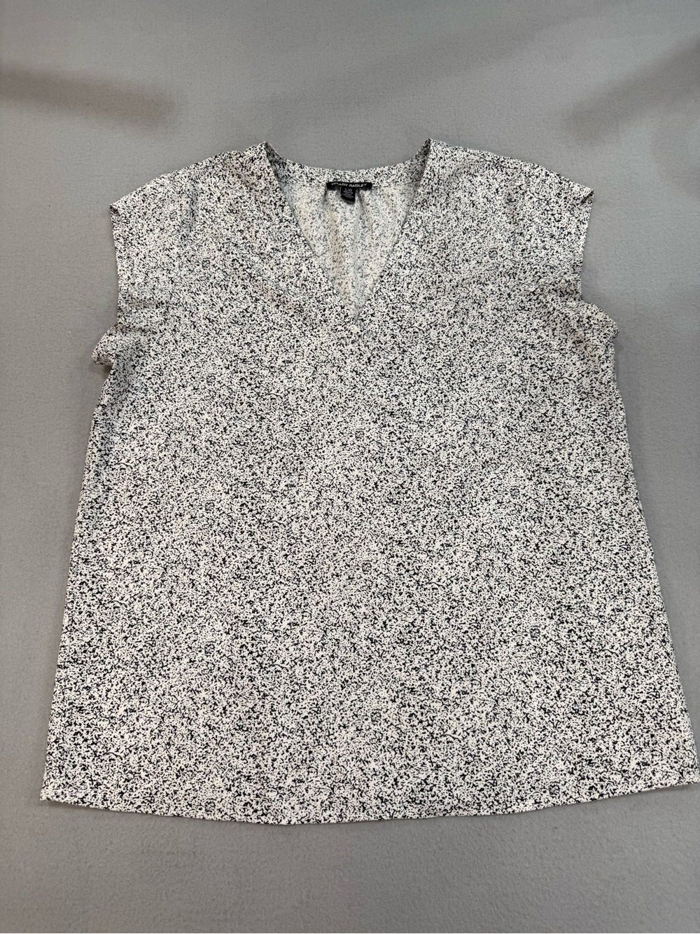 Hilary Radley White and Black Speckled V-Neck Sleeveless Blouse